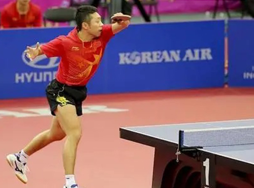 高手过招@国内俱乐部乒乓球高手对决，展现大力扣杀、反拧等技术