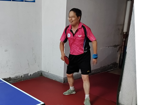 小区练球@夏练三伏，光着膀子开干！感觉最近自己的球技进步不小！